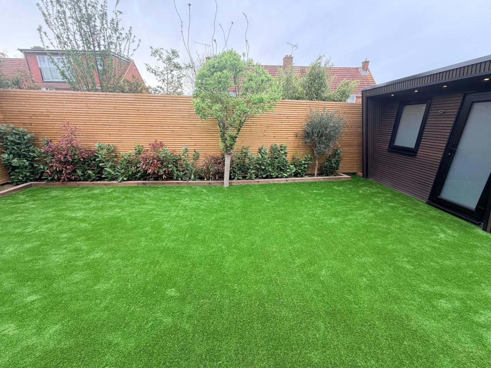 Low-maintenance artificial lawn